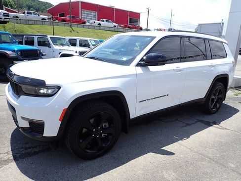 Used 2022 Jeep Grand Cherokee L Limited w/ Black Appearance Package AWD/4WD image 2