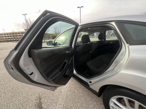 Used 2015 Ford Focus SE w/ SE Cold Weather Package FWD image 14