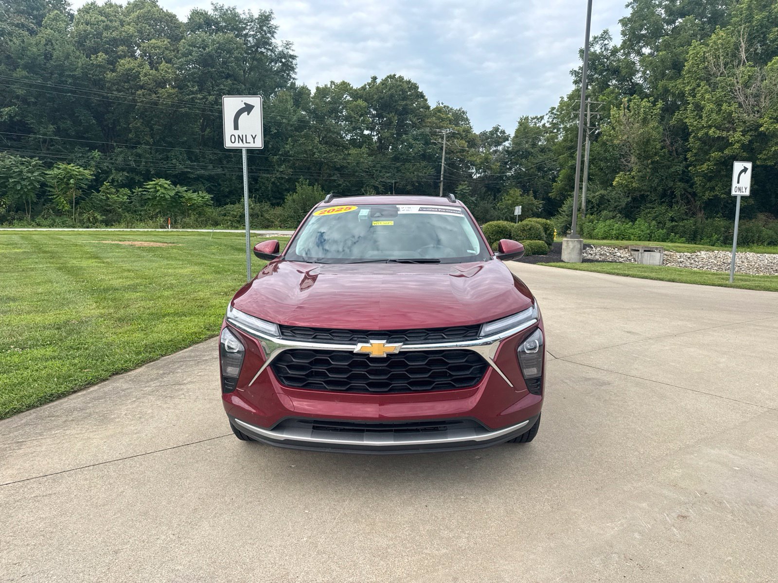 Used 2025 Chevrolet Trax LT FWD image 2