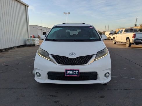 Used 2016 Toyota Sienna SE image 2