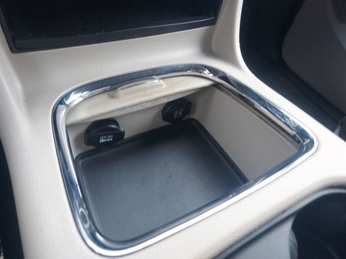 Used 2015 Dodge Grand Caravan SXT FWD image 16