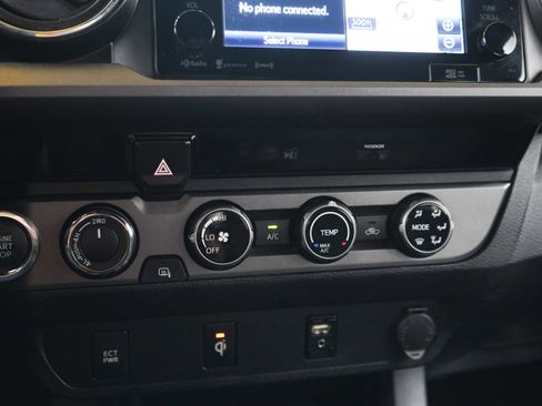 Used 2017 Toyota Tacoma TRD Sport w/ Tow Package (A/T) image 21