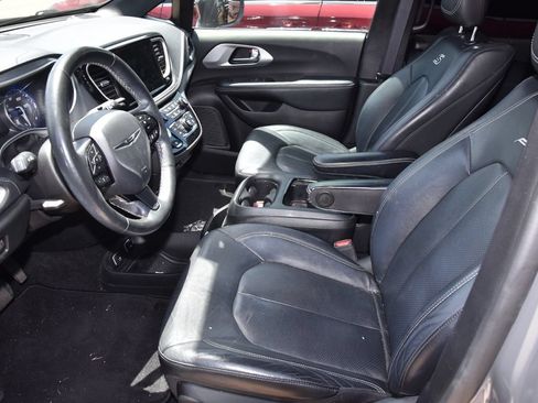Used 2021 Chrysler Pacifica Touring-L w/ Uconnect Theater Family Group FWD image 9