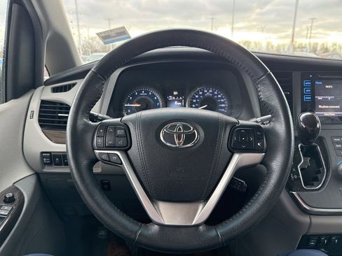 Used 2017 Toyota Sienna XLE image 9