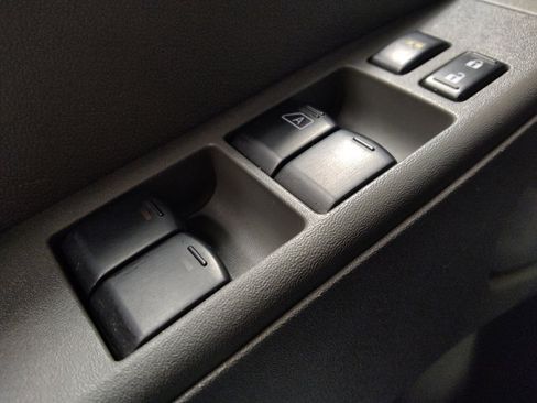 Used 2015 Nissan Frontier SV image 27