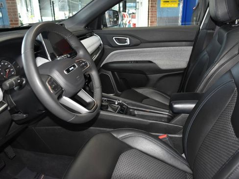 Used 2025 Jeep Compass Latitude w/ Sun & Sound Group AWD/4WD image 19