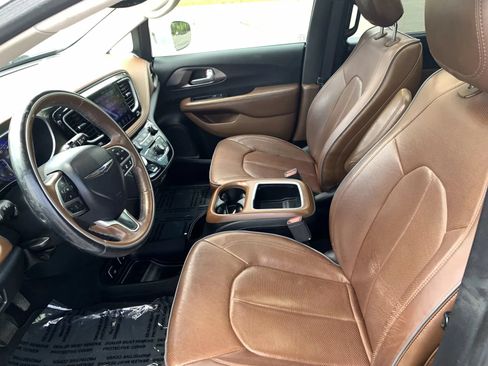 Used 2017 Chrysler Pacifica Limited w/ Advanced Safetytec Group FWD image 14