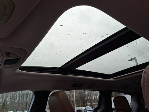 Used 2017 Chrysler Pacifica Limited w/ Tire & Wheel Group image 15