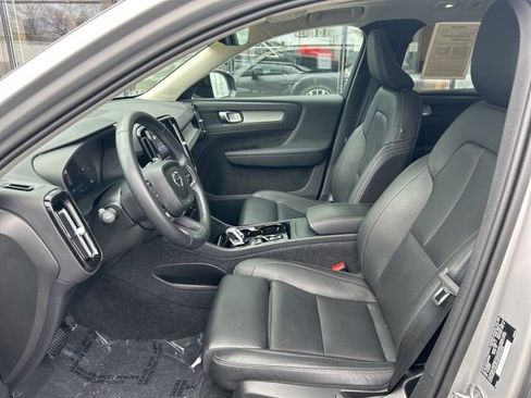 Certified 2025 Volvo XC40 B5 Plus AWD/4WD image 17