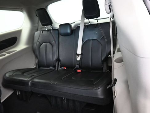 Used 2023 Chrysler Pacifica Touring-L FWD image 31