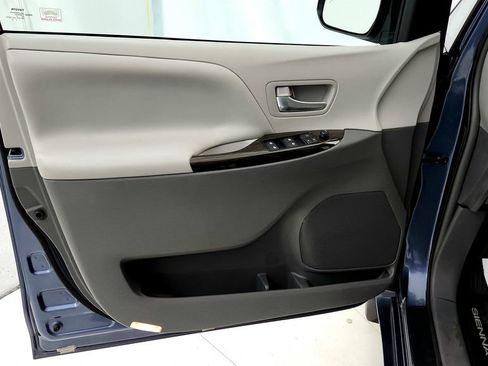 Used 2017 Toyota Sienna XLE FWD image 18