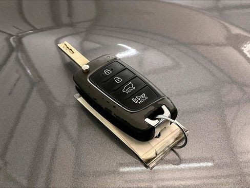 Used 2019 Hyundai Santa Fe SE image 9