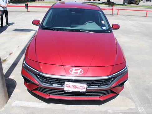 Used 2025 Hyundai Elantra SE FWD image 3