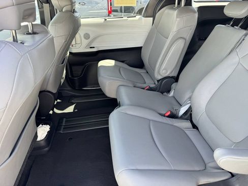Used 2025 Toyota Sienna XLE FWD image 14