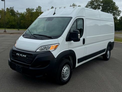 Used 2025 RAM ProMaster 2500 w/ Convenience Group image 3