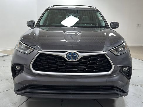 Used 2020 Toyota Highlander XLE image 2
