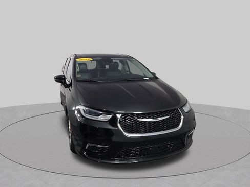 Used 2024 Chrysler Pacifica Touring-L FWD image 3