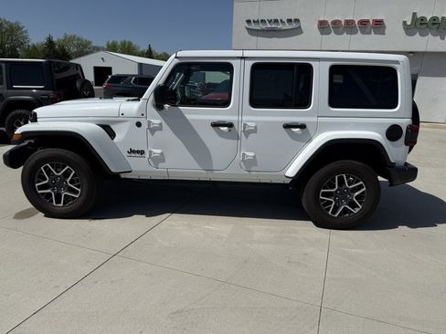 Used 2025 Jeep Wrangler Unlimited Sahara AWD/4WD image 5