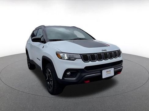 Used 2025 Jeep Compass Trailhawk AWD/4WD image 3