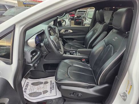 Used 2023 Chrysler Pacifica Limited w/ S Appearance Package AWD/4WD image 11