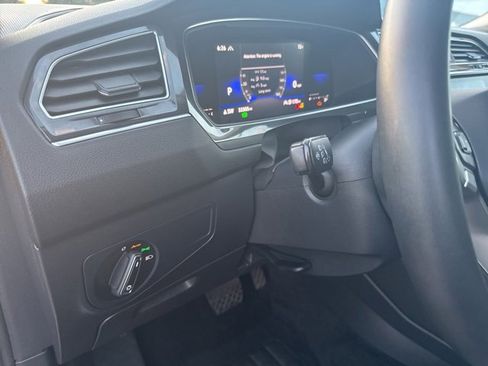 Used 2022 Volkswagen Tiguan SE image 12