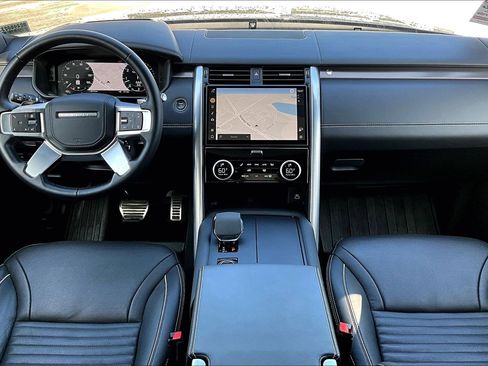 Used 2024 Land Rover Discovery Metropolitan Edition image 16