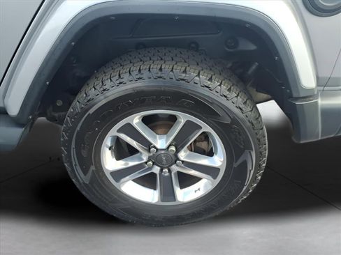 Used 2018 Jeep Wrangler Unlimited Sahara image 9