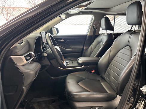 Used 2023 Toyota Highlander XLE image 3