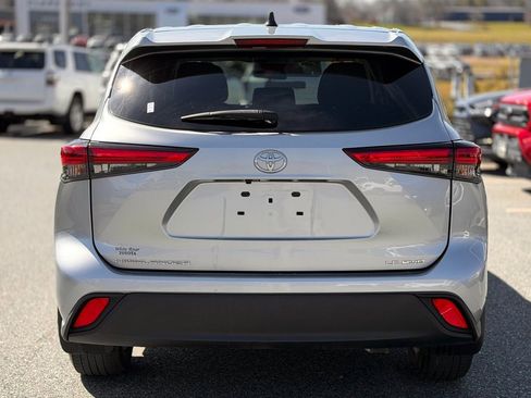 Used 2023 Toyota Highlander LE AWD/4WD image 4