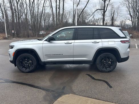 Used 2025 Jeep Grand Cherokee Altitude image 2