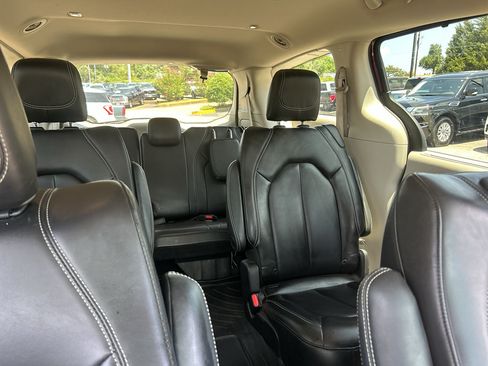Used 2023 Chrysler Pacifica Touring-L FWD image 12