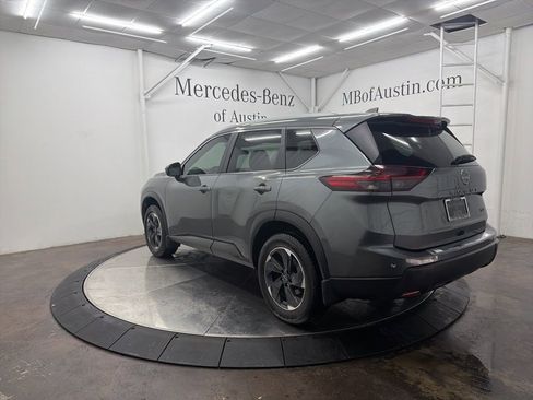 Used 2024 Nissan Rogue SV w/ SV Premium Package image 5