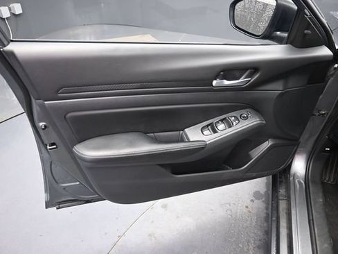 Used 2025 Nissan Altima 2.5 SV FWD image 14