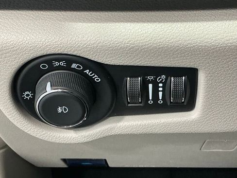 Used 2024 Chrysler Pacifica Touring-L image 51