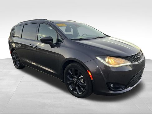 Used 2019 Chrysler Pacifica Touring Plus w/ Advanced Safetytec Group FWD image 3