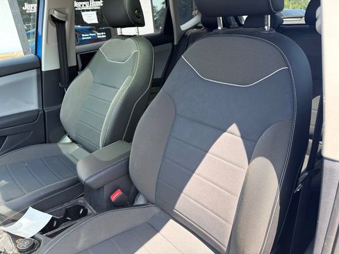 Used 2023 Volkswagen Taos SE w/ Panoramic Sunroof Package AWD/4WD image 2