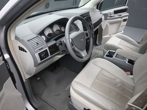 Used 2009 Dodge Grand Caravan SXT image 9