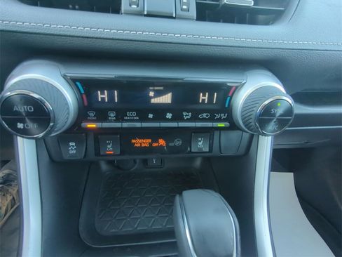 Used 2022 Toyota RAV4 XLE Premium image 25