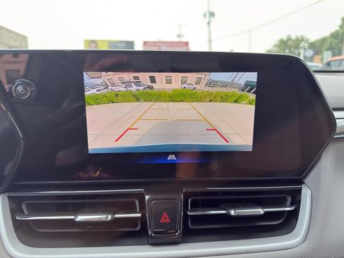 Used 2025 Chevrolet TrailBlazer LT w/ LT Cold Weather Package FWD image 17