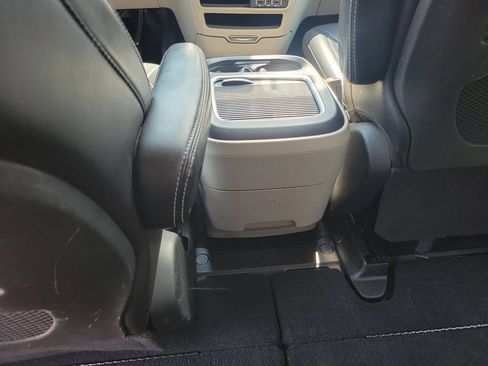 Used 2023 Chrysler Pacifica Touring-L FWD image 11