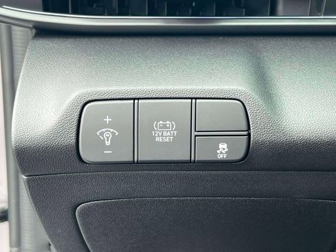 Used 2025 Hyundai Elantra SEL image 17