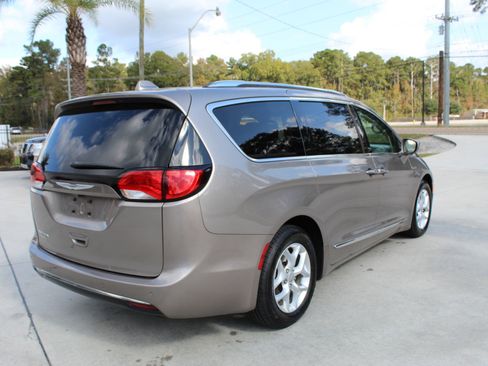 Used 2017 Chrysler Pacifica Touring-L Plus image 9
