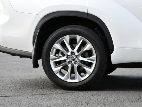 Used 2024 Toyota Highlander Limited FWD image 10