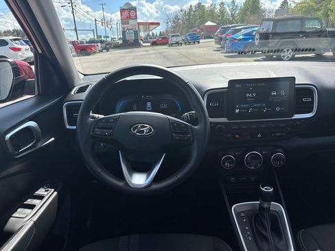 Used 2025 Hyundai Venue SEL image 13