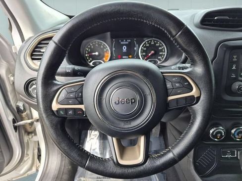 Used 2017 Jeep Renegade Latitude FWD image 16