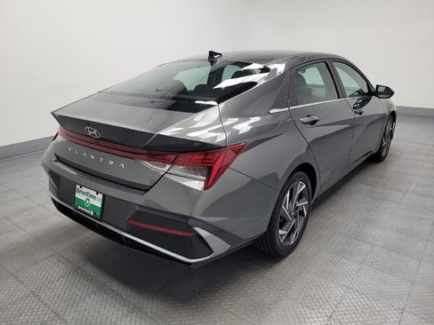 Used 2025 Hyundai Elantra SEL FWD image 9