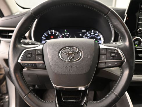 Used 2021 Toyota Highlander XLE image 11