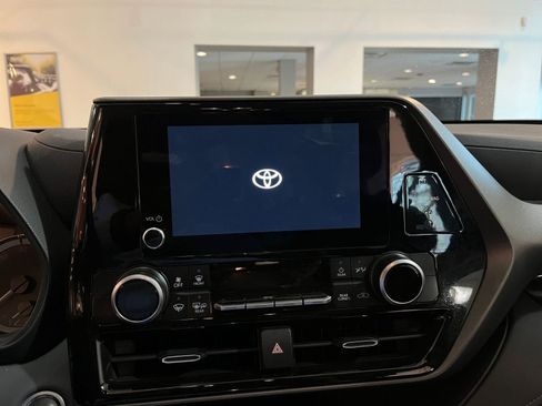 Used 2025 Toyota Highlander LE FWD image 20