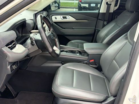 Used 2025 Ford Explorer Active w/ Active Comfort Package RWD image 5