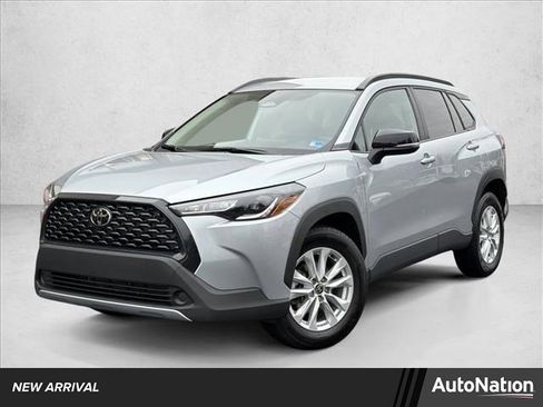 Used 2025 Toyota Corolla Cross LE image 1